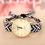 Women's Golden Case Chain Fabric Band Quartz Analog Bracelet Watch (Assorted Colors)