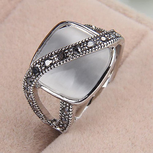 Vintage Fashion Diamond-shaped Rhinestone Statement Ring