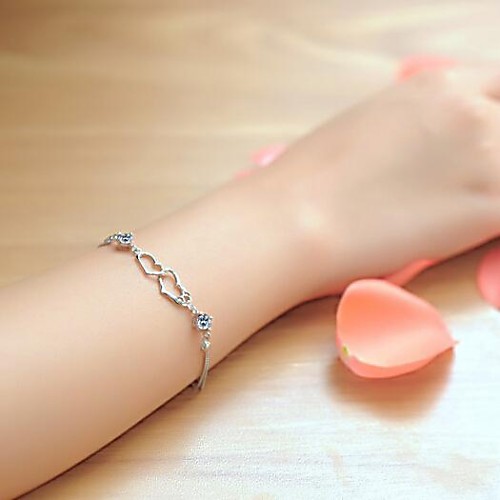 Women love heart-shaped bracelet